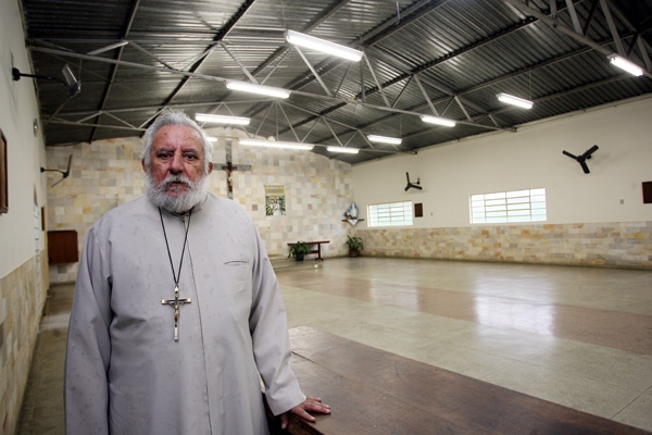 Os jovens que acusam padre Dé disseram a reportagem que conviveram com o religioso quando tentaram entrar no seminário